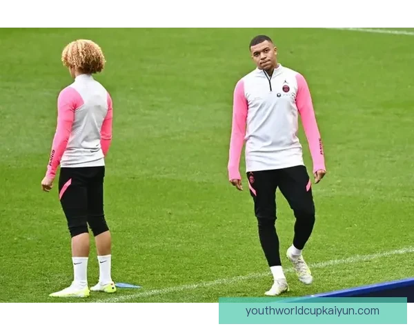 哈维·西蒙斯在巴黎租借期间表现稳健，继续吸引多方关注