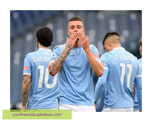 西甲赛季中，绿条纹球队表现稳健，成功实现逆转战局